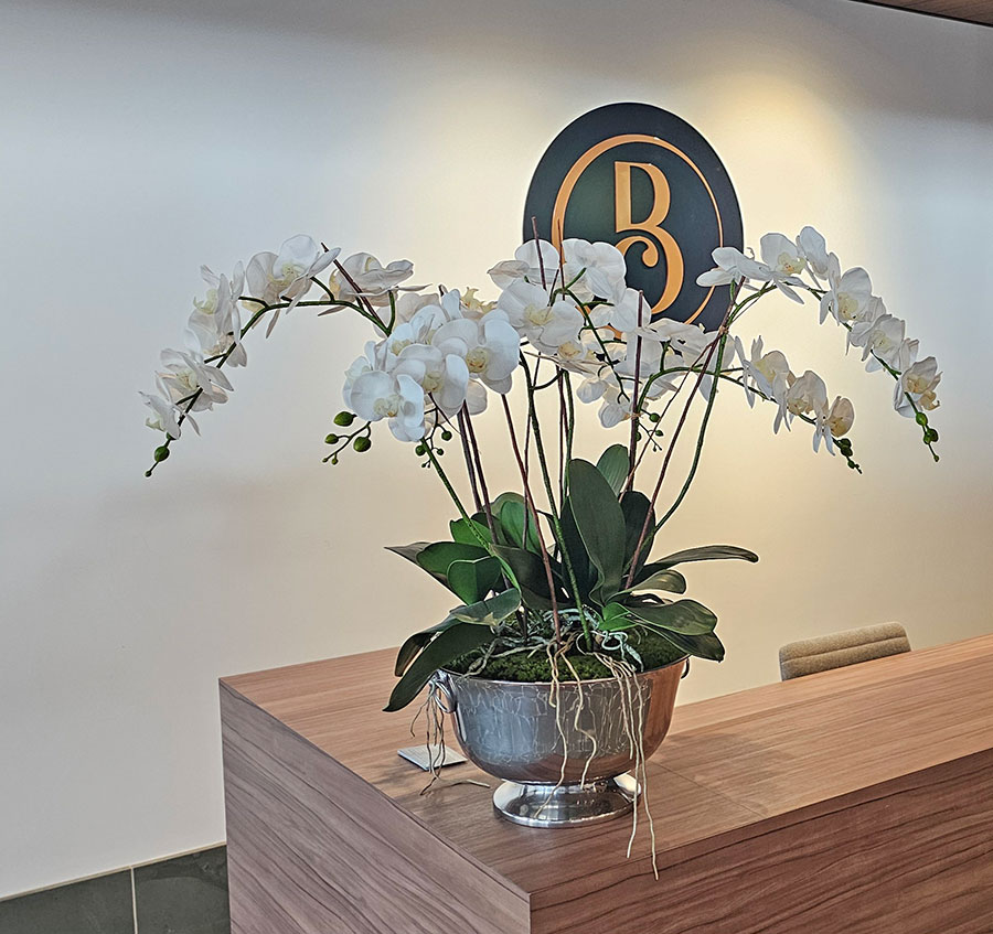 A reception Orchid urn